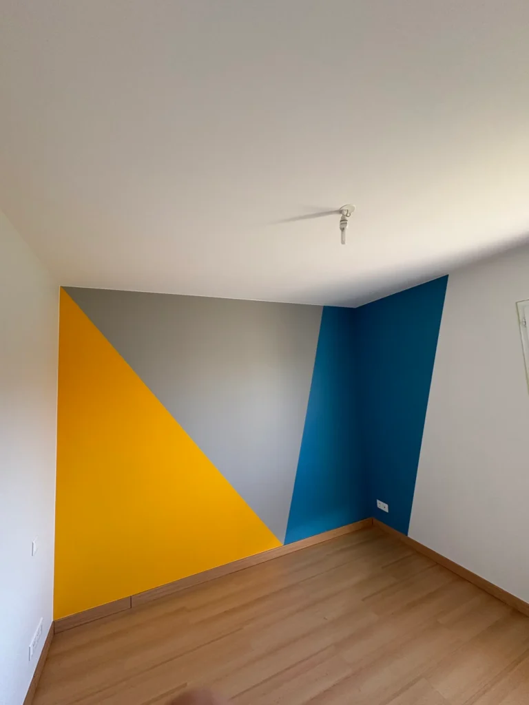 Mur géométrique coloré dans une pièce rénovée par nl-renovation à Toulouse